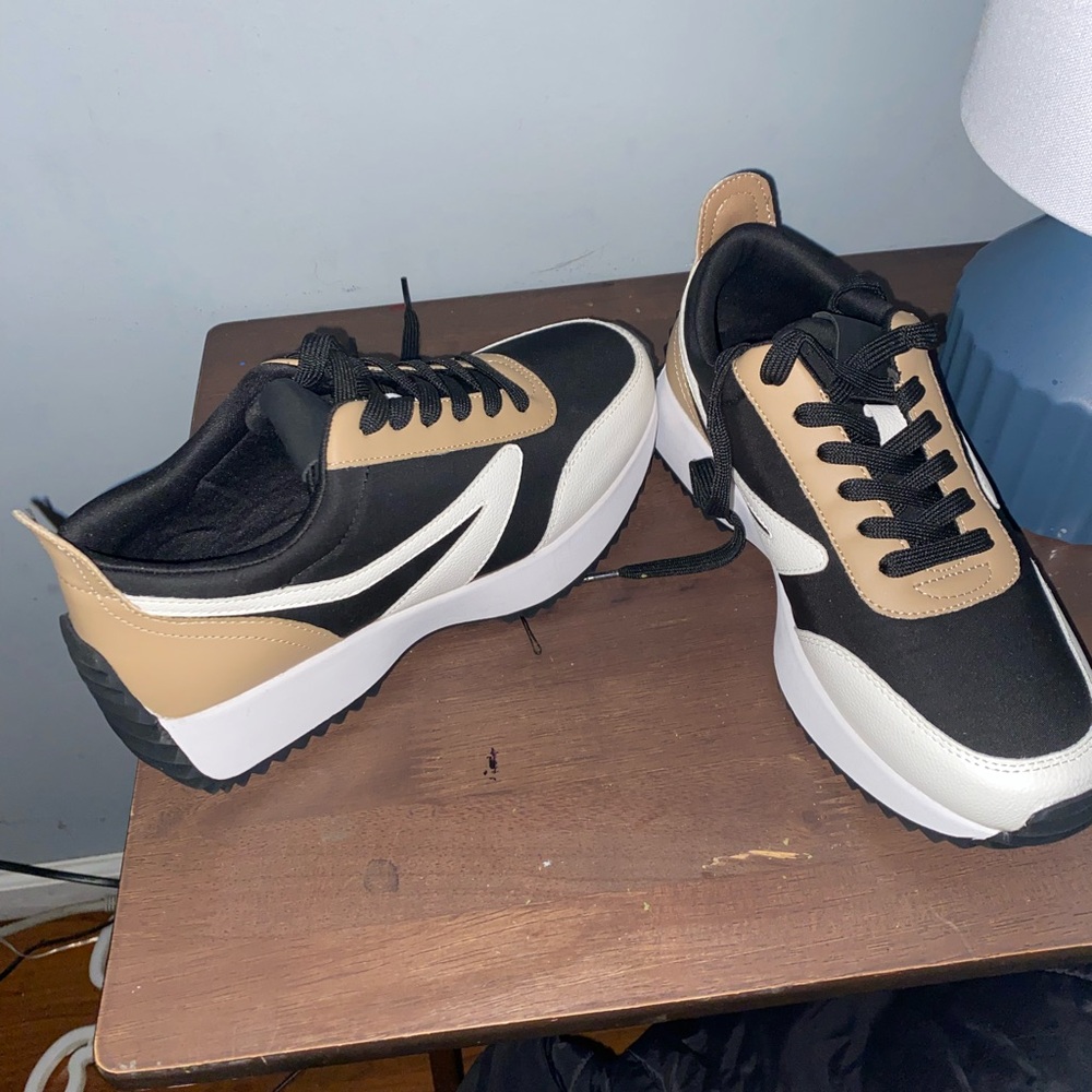 Dolce Vita tennis shoes Women’s size 7.5